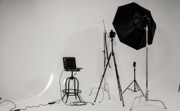 fotostudie med sort stol